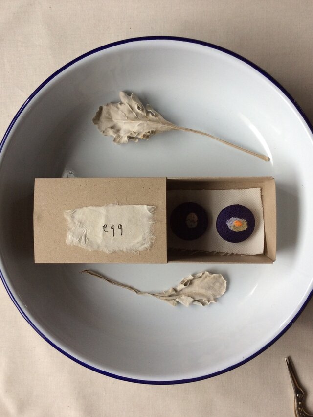 染色と刺しゅうボタン 「egg」 箱の中のabcの画像1枚目