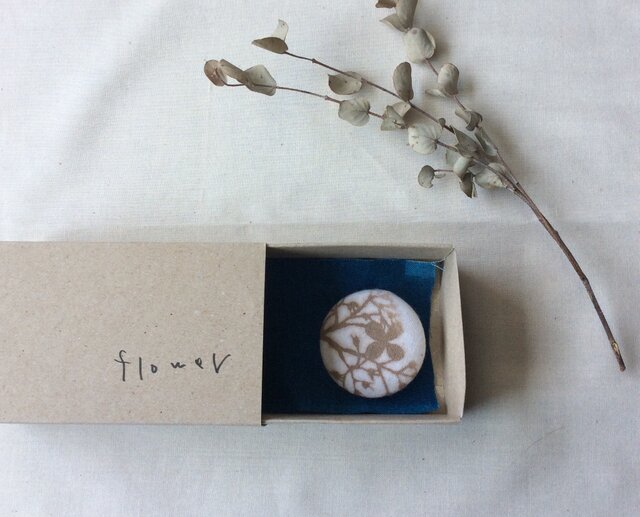 型染 ブローチ 「flower」 箱の中のabcの画像1枚目