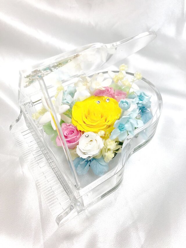 【プリザーブドフラワー/グランドピアノシリーズ】透明のグランドピアノに魔法のように咲いた薔薇と小花の画像1枚目
