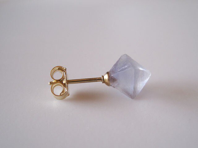 フローライトのミニ八面体原石ピアス （蛍石/ライトブルー）/New