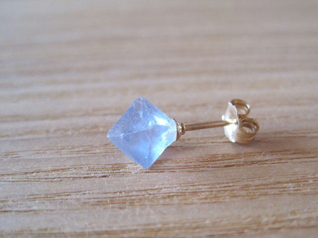 フローライトのミニ八面体原石ピアス （蛍石/ライトブルー）/New