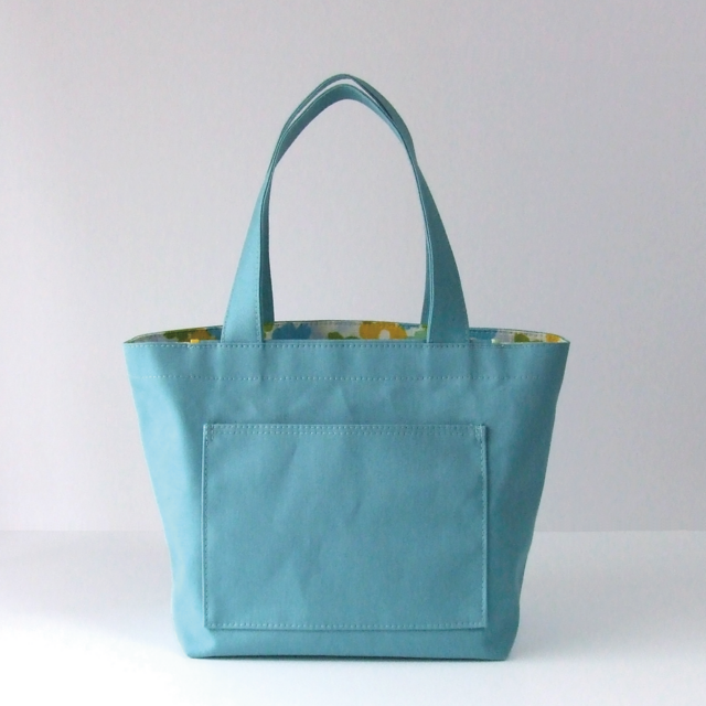 北欧風★フラップで荷物をカバー★11号帆布トートバッグ★ターコイズ×花柄の画像1枚目