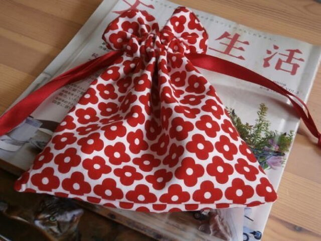 赤いお花のUSAコットンの巾着の画像1枚目