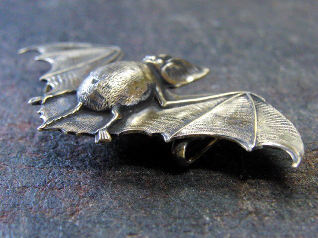 銅の蝙蝠（こうもり）飾りのある真鍮製骨董からくり錠前 真鍮ブラス製 蝙蝠(こうもり)大型帯留め 着物や浴衣の帯締め飾り