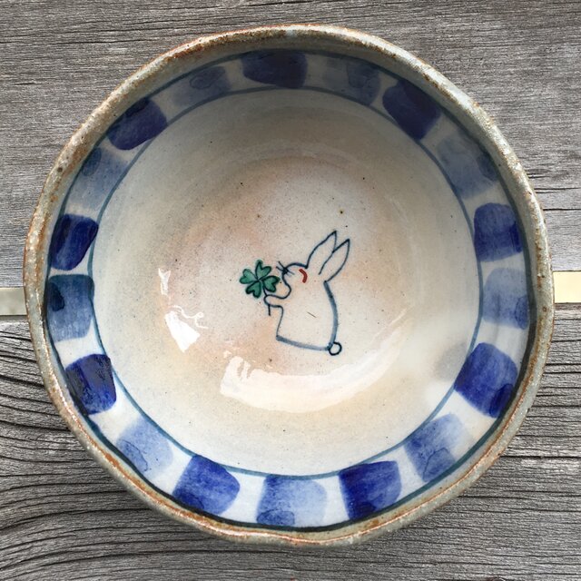 四つ葉のクローバーとうさぎの小鉢