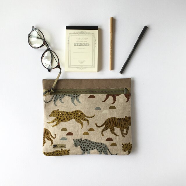 ヒョウ・トラ・アニマル柄のフラットポーチ（ビーズステッチ＆内ポケット付き）