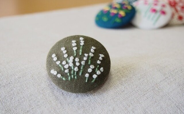 刺繍ブローチ(カーキ) ラベンダーの画像1枚目