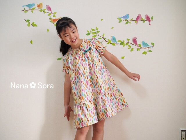 size100/120/130/140 リボンがアクセント♪カラフルな鳥の羽の前開きワンピースの画像1枚目
