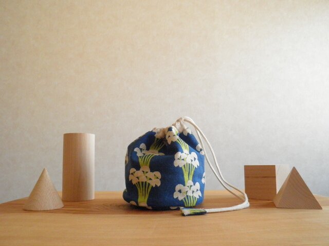 コロンとした小物入れ お花かな、きのこかな? ブルーの画像1枚目