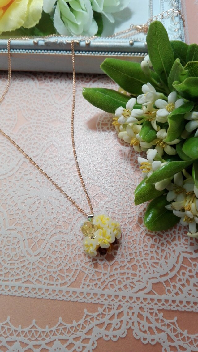 プルメリア、レモン色のネックレス