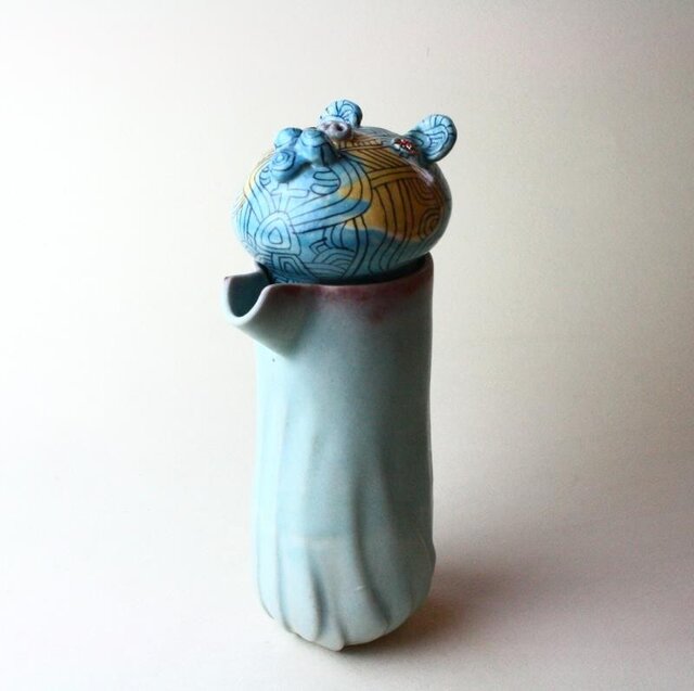 アフリカ帰りの熊のポット /青磁/ 磁器 / ティーポット/陶芸家 / ceramic art / teapotの画像1枚目