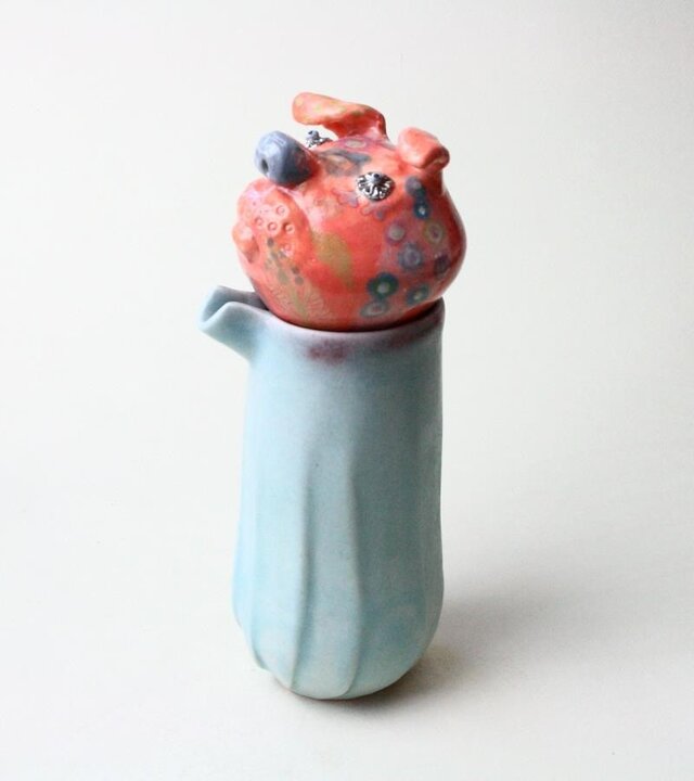ピンクの犬のポット/ 青磁 /ティーポット /色絵磁器 / 陶芸家/ceramic art / teapotの画像1枚目