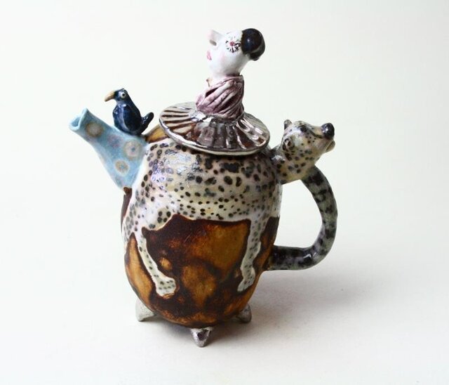 女王さまのティーポット/ 磁器 /陶芸家 / 愉しいティーポット /art teapotの画像1枚目