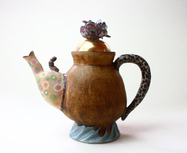 花と虫っ子の珍しいティーポット / 陶芸家 / 灰釉薬 / 茶/teapot/ art potの画像1枚目