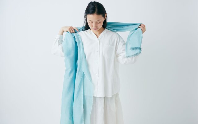 enrica cottonsilk scarf gardenia bleu / botanical dyeの画像1枚目