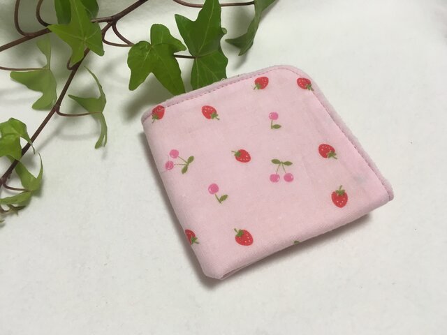 ガーゼタオルハンカチ いちごとさくらんぼ ベビーピンクの画像1枚目