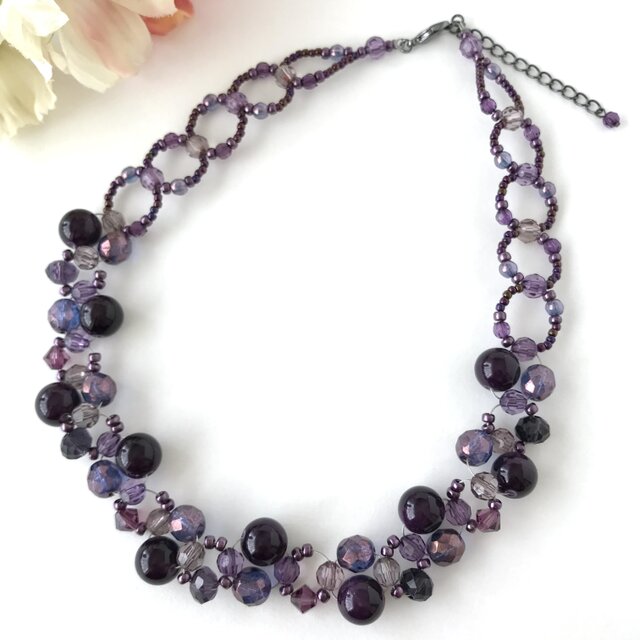 クラシックカラー ネックレス ビーズ編み 紫 | iichi 日々の暮らしを心地よくするハンドメイドやアンティークのマーケットプレイス