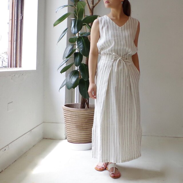 ストライプリネンのフロントタックスカート"white"の画像1枚目