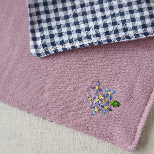 手刺繍入り4重ガーゼハンカチ「紫陽花ブルー」[受注制作] | iichi