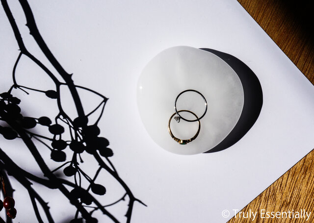 白色ガラスのアクセサリートレイ -「 KAZEの肌 」○7cm | iichi 日々