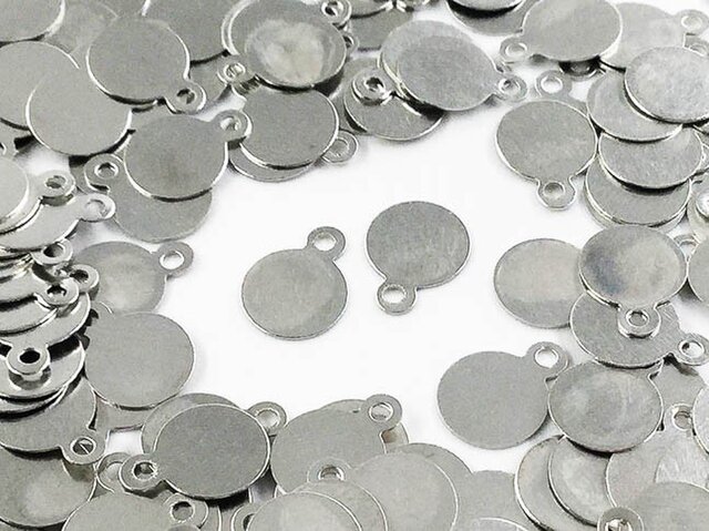 送料無料 メタル パーツ プレート 丸 6mm シルバー 200枚 カン付き ピアス イヤリング パーツ (AP0505)の画像1枚目