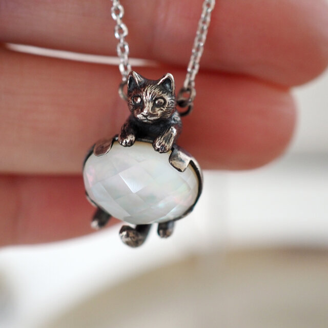 いろどり猫ペンダント 白蝶貝と水晶