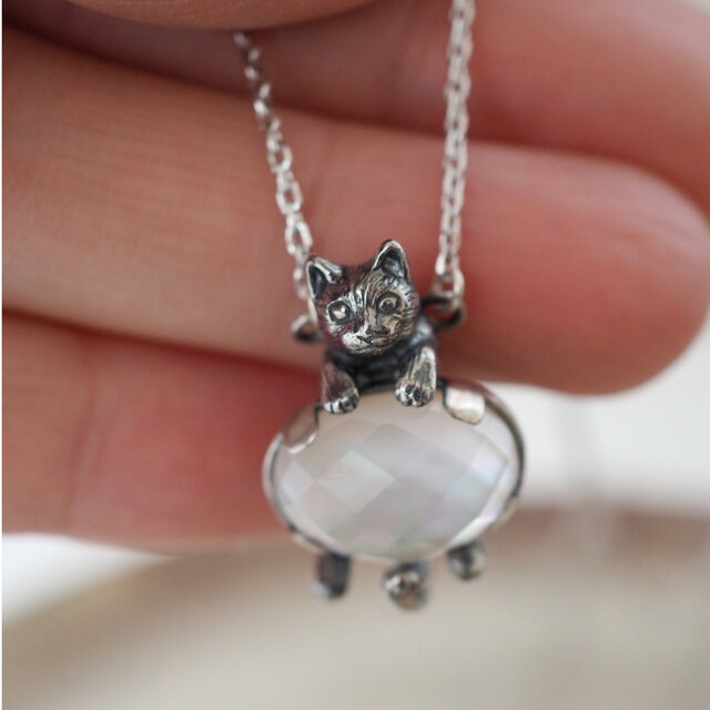 いろどり猫ペンダント ピンクシェルと水晶