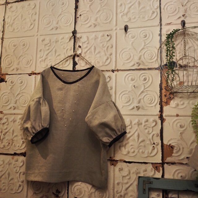 リネンカラーのパフトップス