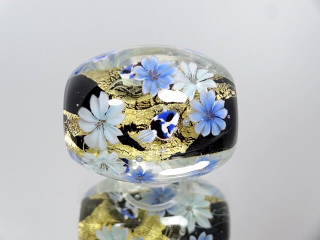 glass_114☆桜重ねのとんぼ玉ガラスの帯留め　金箔入り SOUBIEN 帯留め ガラス 蜻蛉玉 とんぼ玉 トンボ玉 ガラス玉 カジュアル