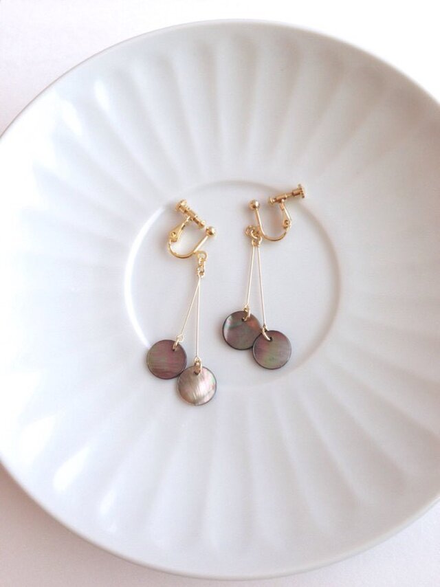 shell earring/pierce【black】の画像1枚目