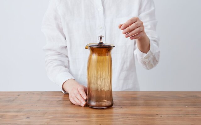 再入荷】吹きガラスの蓋付きピッチャー（ブラウン） | iichi 日々の