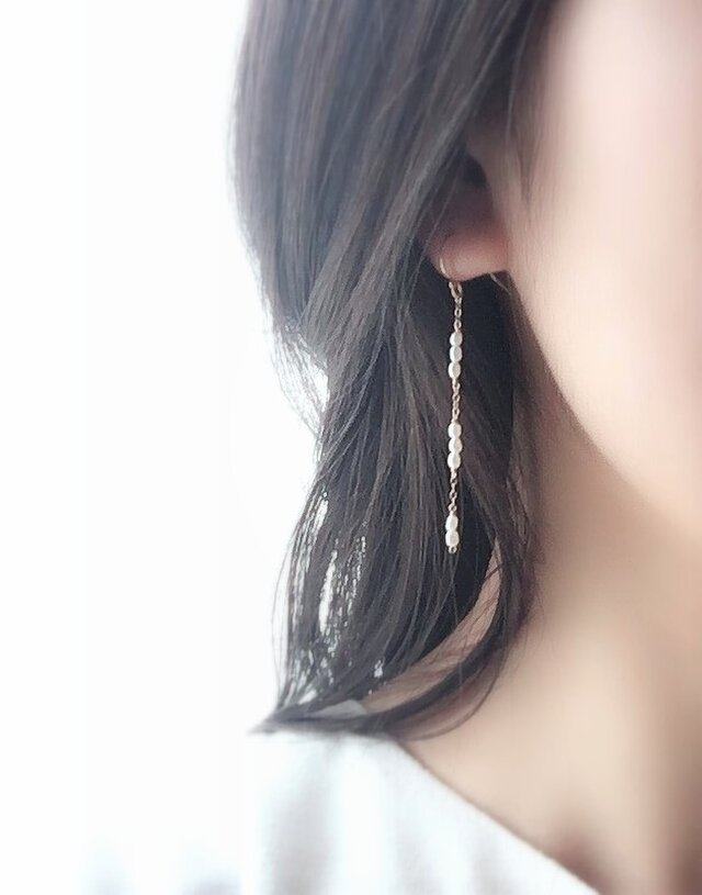 小粒淡水パールのラインピアス 14kgf の画像1枚目