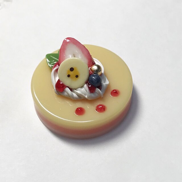 苺ソースのカスタードケーキブローチの画像1枚目