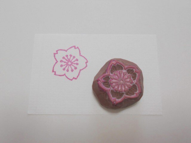 消しゴムはんこNo.224  ちびくま フリルハート 消しゴムはんこ 桜（花びら・白ぬき） | iichi 日々の暮らしを心地よく