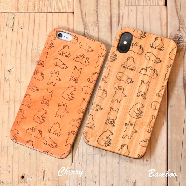 早起きしたクマを彫刻した木製スマホケースの画像1枚目