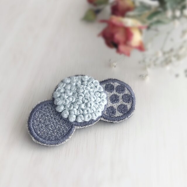 ドット刺繍ブローチ(アイスブルー)【受注生産】の画像1枚目