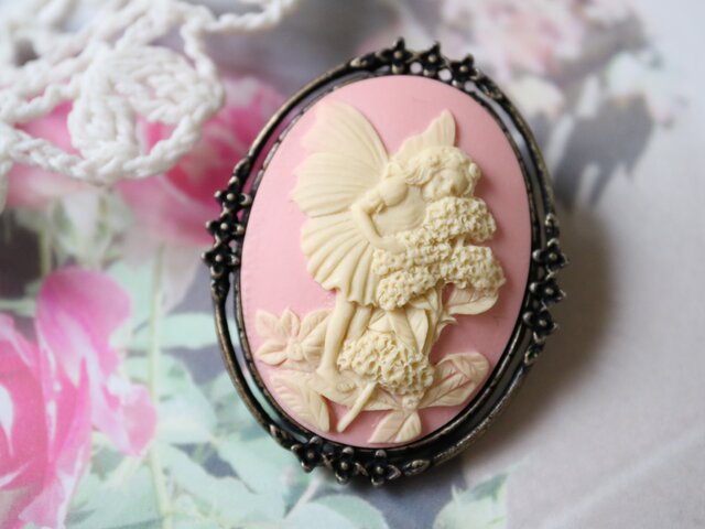 カメオのブローチネックレス 花に頬を寄せる妖精（ピンク） | iichi