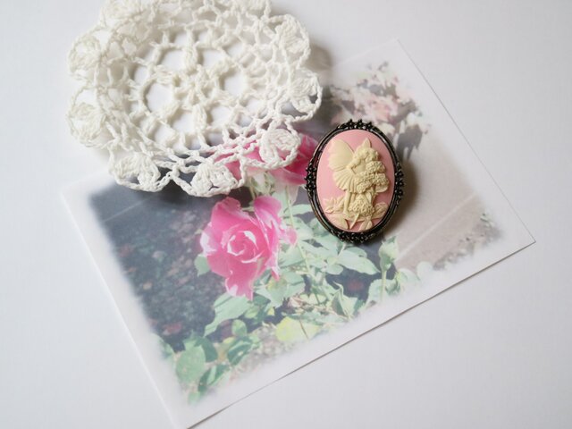 カメオのブローチネックレス 花に頬を寄せる妖精（ピンク） | iichi
