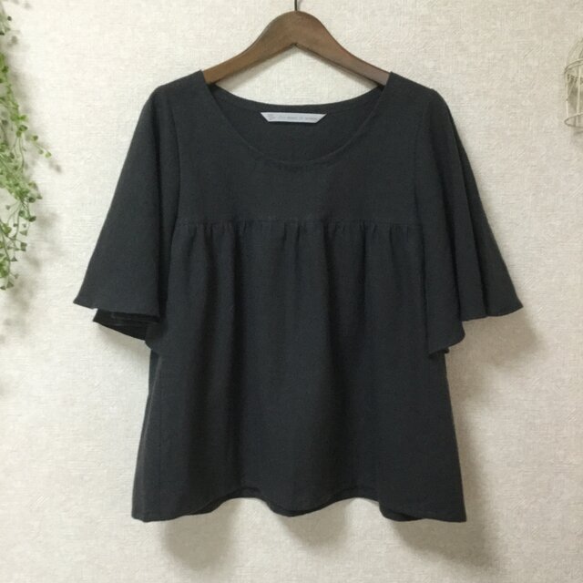 やわらかコットンリネンのひらひら蝶々みたいなお袖のブラウス チャコールグレーの画像1枚目