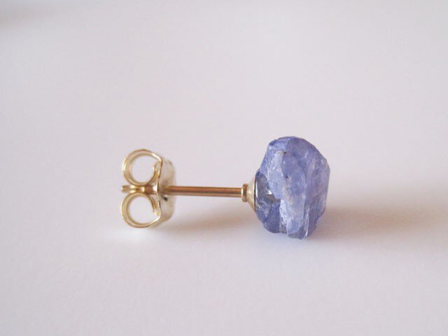 タンザナイトの原石ピアス/tanzania 片耳 14kgf | iichi 日々の