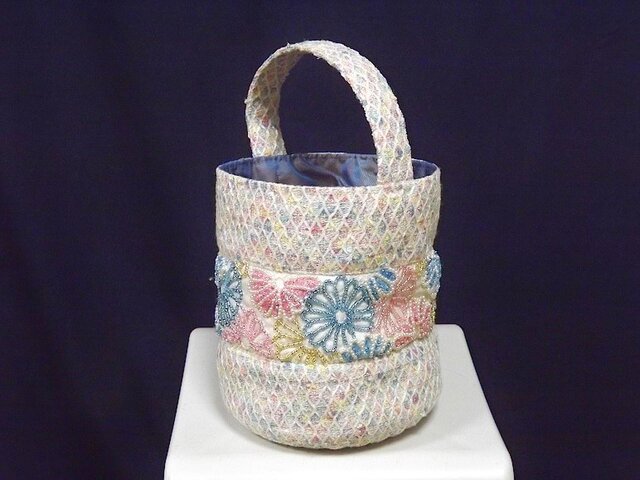 ビーズ刺繍のワンハンドル筒型トートの画像1枚目