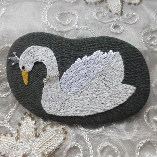 白鳥の刺繍ブローチの画像1枚目
