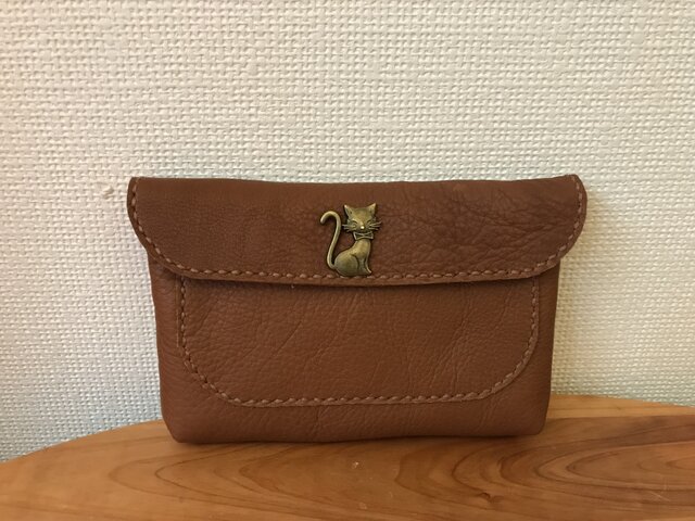 ティッシュケースがついた、ネコさんホックの本革ポーチ(ミルクチョコ色レザー)の画像1枚目