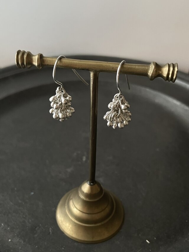ひと房のピアス／pure silver