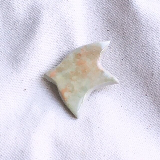 鳥のブローチ(黄緑)の画像1枚目