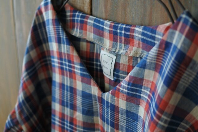 Sale!6800→5800 Vネックフリル袖リネンブラウス 青の画像1枚目