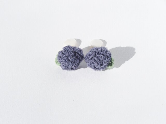 耳元にお花を♪バラのイヤリングの画像1枚目