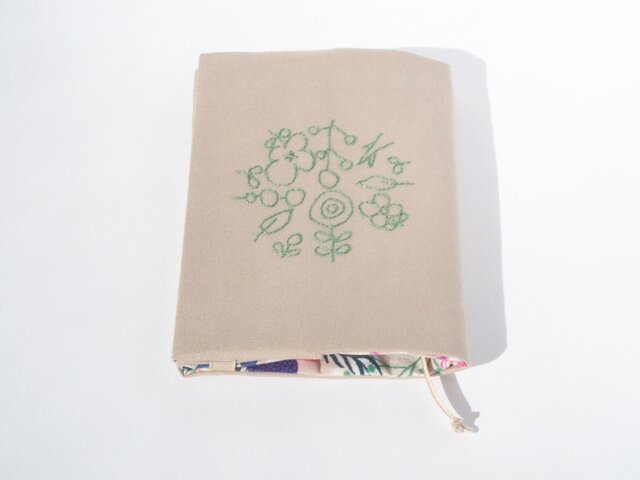 北欧風♪癒やされるかわいさ!手刺繍のブックカバーの画像1枚目