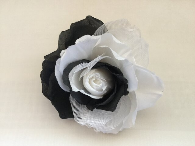 白と黒の薔薇の画像1枚目