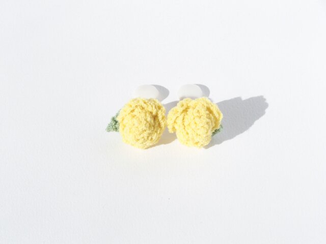 耳元にお花を♪バラのイヤリングの画像1枚目
